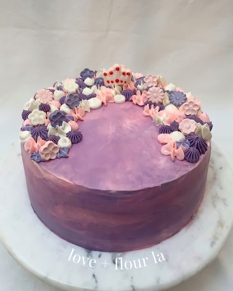 pink and purple ombré cake with chocolate exterior decorations Purple Aesthetic Fairy, Aesthetic Cake Pink, Minimalist Cake Aesthetic, Mermaid Themed Cake, Cake Mermaid, Minimalist Cake, Chocolate Decoration, Pink Purple Ombre, Cake Custom