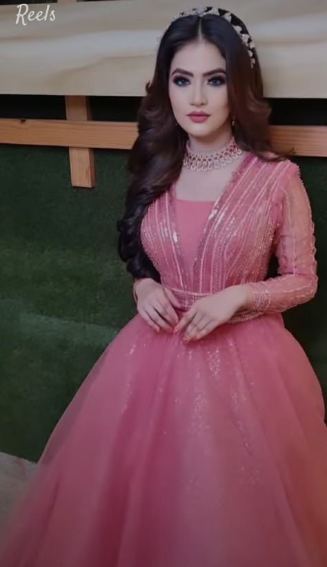 Pink Gown Makeup Look Indian, Lehenga Hairstyles Receptions Long Hair, Organza Gown Designs, Nikah Dresses, Hairstyles For Gowns, Latest Bridal Lehenga Designs, Reception Gowns, Haldi Outfits, Party Wear Gowns