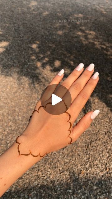 MINHA | HENNA ARTIST🕊️ on Instagram: "Design credits:@iffathenna❤️ Organic henna cone : @stainycones.__   Bridal bookings open [WhatsApp: 6238562873]  ONLINE HENNA STORE: 📦 Organic henna cones 📦 Red nailcones 📦 Black henna powder 📦 Aftercare products 📦 Mefix tape DM for orders and enquiries 📩. . . . . . . . #terenaina #trendingreels #trending #reelsinstagram #viralvideos #viral #aesthetic #aestheticvideos #aestheticedits #aesthetics #90s #90sbollywood #desi #desigirl #desiaesthetic #wedding #mehandi #stainycones🍂 #scbride #bridetobe #bridalmehendi #explorepage✨ #fyp" Mehandi Designs Aesthetic, Trending Mehandi Designs, Aesthetic Henna Designs, Organic Henna Cones, Aesthetic Mehendi, Henna Tutorial, Henna Powder, Viral Aesthetic, Organic Henna