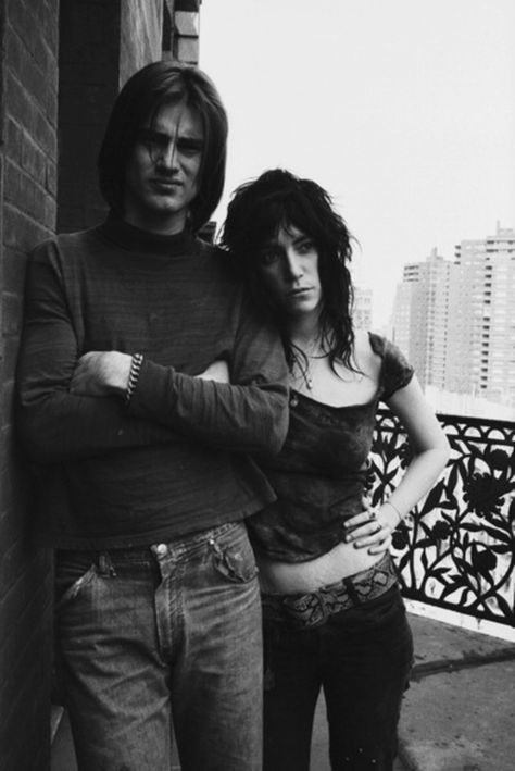 Patti Smith & Sam Shepard at the Chelsea Hotel, 1971. Photo by David Gahr. Sam Shepard, Morrison Hotel, Chelsea Hotel, Sid Vicious, Robert Mapplethorpe, Patti Smith, My Buddy, Poster Vintage, Vintage Magazine