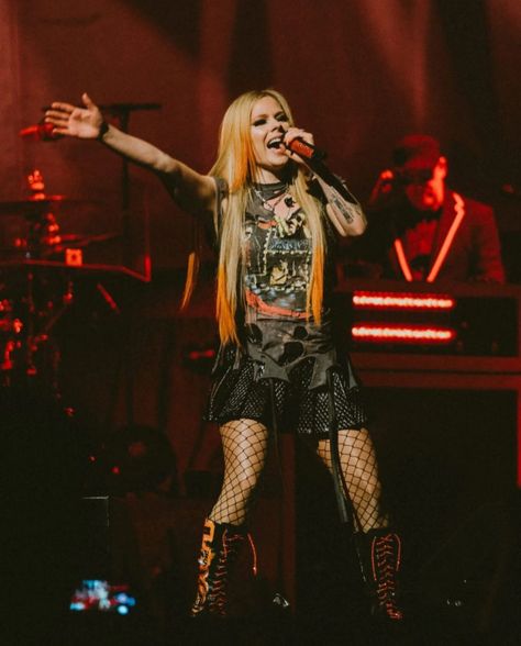 avril lavigne • Mainstream Sellout tour (2022) Avril Lavigne Tour, Avril Lavigne Outfits, Avril Lavigne Aesthetic, Mainstream Sellout, Rockstar Costume, Avril Lavingne, Avril Lavigne Photos, Avril Lavigne Style, Funky Makeup