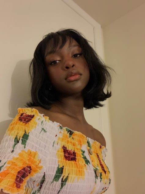 Bob bob with bangs, selfie, sunflower dress Bangs With Bob, Bob With Fringe, Curled Bob, Twa Hairstyles, Short Afro, Bob With Bangs, Professional Office, Natural Hair Styles Easy, Wavy Bobs