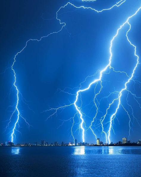 144.2k Likes, 159 Comments - Planet Earth 🌎 (@discovery.hd) on Instagram: “. Photo by @ahmad_boftain Thunders above kuwait 🇰🇼 city ⛈⚡️#Nature #Place #Storm #Clouds #Lightning…” Clouds Lightning, Lighting Storm, Lightning Thunder, City Nature, Blue Thunder, Baby Blue Aesthetic, Blue Lightning, Kuwait City, Blue Aesthetic Pastel