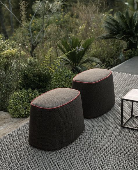 Small additional seats or decorative elements, the Frank Outdoor ottomans are very flexible pieces. They are upholstered in fabric with tone-on-tone or contrasting profiles. Red Profile, Outdoor Pouf, Outdoor Ottomans, How To Make Ribbon, Waterfront Homes, Tubular Steel, Outdoor Fabric, B & B, Outdoor Ottoman