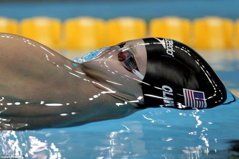 Tyler Clary of the United States competes in the Men's 200m Backstroke Final and creates a perfect examples of surface tension Robin Hoods, Jacques Cousteau, Glenn Miller, Photo Star, Surface Tension, Perfectly Timed Photos, Lord Voldemort, Foto Art, Perfect Timing