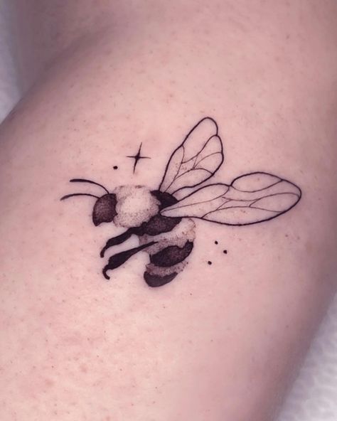 Cute small tattoo black ink, fine lines, shiny, on arm. Bee tattoos - done by Eden Calif 🐝🐝 #tattooideas #wingstattoosonback #smalltattoo #smalltattooideas #armtattoo #girlstattoos #fineline #cutetattoo For more tattoo ideas click here - Small Cute Bee Tattoo, Small Tattoo On Hand, Convention Tattoo, Bee Tattoos, Tattoo On Hand, Tattoo Convention, Cute Small Tattoos, Small Hand Tattoos, Bee Tattoo