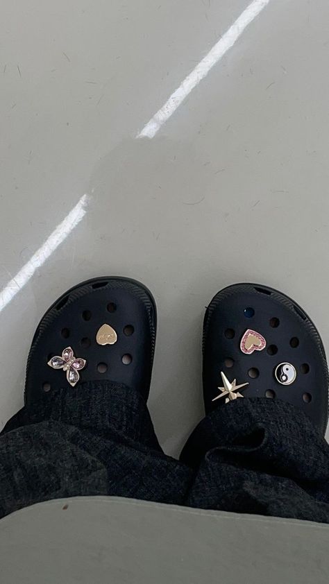 Black Crocs Jibbitz Aesthetic, Black Crocs Inspo Charms, Black Crocs Jibbitz Ideas, Black Crocs With Charms, Black Crocs Aesthetic, Black Crocs With Jibbitz, Fancy Crocs, Crocs Aesthetic Outfit, Jibbitz Crocs Ideas