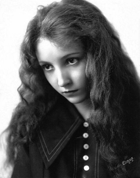 Bessie Love, Old Hollywood Stars, Ageless Beauty, Feminine Beauty, Vintage Photographs, Hollywood Stars, Classic Hollywood, Beauty Photography, Golden Age