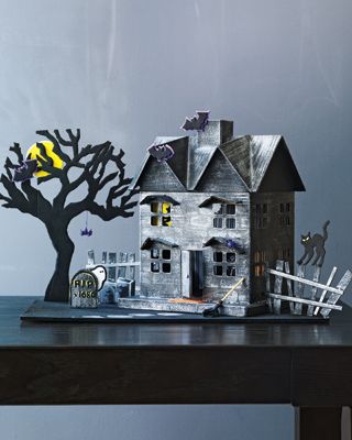 This papier-mache haunted house decoration only looks tricky to make. Click for the easy instructions and the surprising shortcuts. #Halloween Haunted House Craft, Cardboard Craft, Casa Halloween, Easy Halloween Decorations, Adornos Halloween, Halloween Miniatures, Easy Halloween Crafts, Halloween Village, Halloween Scene