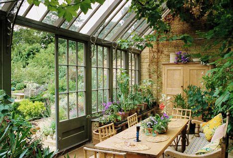 Portage Garden, Serre Diy, Solarium Room, Greenhouse Kitchen, Indoor Garden Rooms, Conservatory Greenhouse, Conservatory Design, Garden Room Ideas, Lots Of Plants