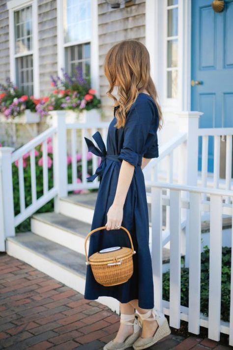 navy dress and wicker bag Tie Up Espadrilles Outfit, Elegant Bbq Outfit, Blue Spring Outfits Women, Dress And Wedges Outfit, Navy Dress Outfit Casual, Espadrilles Wedges Outfit, Espadrilles Outfits, Chic Mom Outfits, Espadrilles Outfit