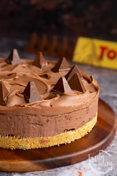 Toblerone Cheesecake Recipe, Toblerone Cheesecake, Toblerone Chocolate, Fluffy Cheesecake, Creamed Honey, Digestive Biscuits, Cheese Serving, Fresh Cream, Cheesecake Recipe