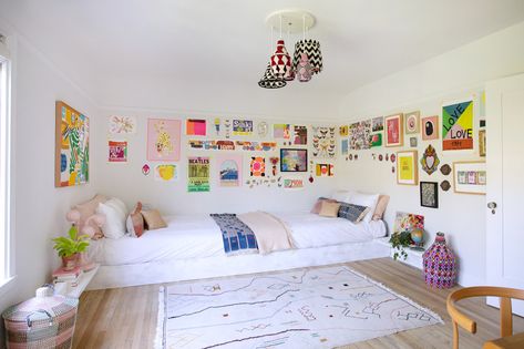 twin beds facing each other Toddler Gallery Wall, Bedroom Ideas Y2k, Shared Bedroom Ideas, Custom Bunk Beds, Emily Henderson Design, Kids Shared Bedroom, Shared Kids Room, Shared Closet, Cool Bunk Beds