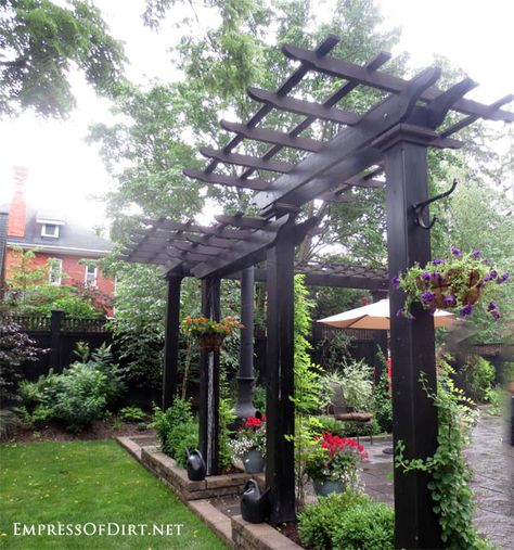 20+ Ways to create vertical interest in the garden with arbors, trellis, obelisks, and more. This tall structure defines the patio from the ... Small Garden Trellis, Arbor Trellis, Arbors Trellis, Landscaping Software, Garden Vines, Garden Arbor, Garden Entrance, Have Inspiration, Summer Afternoon