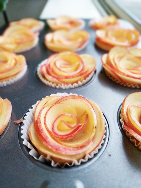 Apple Flower Dessert, Rose Shaped Food, Bakery Trailer, Bachelor Party Food, Valentines Homemade, Apple Sweets, Flower Shaped Food, Apple Rose Tart, Apple Tarts