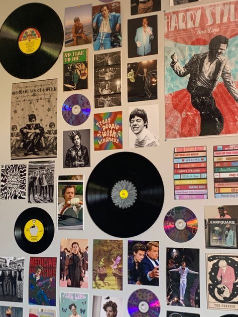 Music Wall Decor Bedroom, Vinyl Poster Wall, Music Wall Collage Bedroom, Vinyls On Wall Aesthetic Bedroom, Musical Bedroom Ideas, Discs On Wall Aesthetic, Music Poster Wall Decor Room Ideas, Music Decor Bedroom, Music Bedroom Ideas