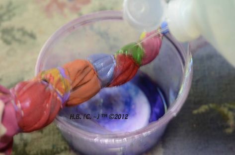 Diy Tie Dye Paint, Tie Dye Techniques Tutorials, How To Dye Clothes, Tie Dye Painting, Diy Tie Dye Designs, Sharpie Crafts, Acrylic Painting Diy, Tie Dye Crafts, Diy Tie