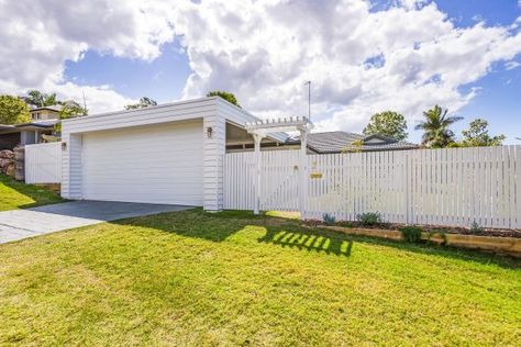 Coastal Carport at Mudgereeraba - Scally Projects Gold Coast Coastal Carport Ideas, Skillion Roof Carport, Carport Ideas Australia, Palm Springs Decor, Garage Extension, Diy Carport, Double Carport, Skillion Roof, House Cladding