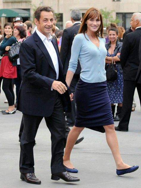 Carla Bruni Style, Caroline Bessette, First Lady Fashion, Feminine Minimalist, Royal Clothing, Carla Bruni, Lady Style, First Ladies, Navy Shoes