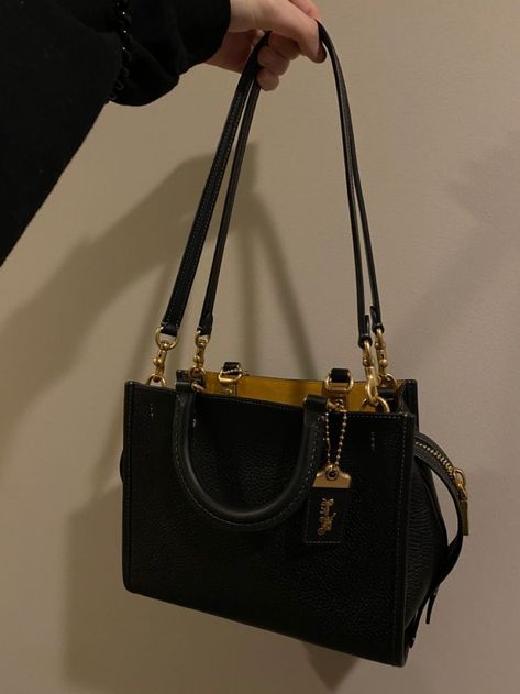 Coach Bags Outfits, Coach Bag Outfit Style, Coach Bag Aesthetic, Coach Rogue Bag, Coach Aesthetic, Coach Rogue 25, Coach Bag Outfit, Black Coach Bag, Pretty Tote Bags