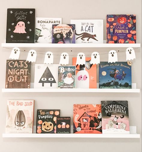 September Book Displays, Halloween Book Display, Halloween Bookshelf Decor, Themed Bookshelves, Halloween Kids Room, Themed Bookshelf, Holiday Bookshelves, Fall Bookshelf, Fall Books