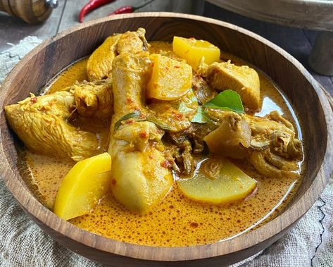 Olahan ayam ini cocok dinikmati saat udara dingin. Bumbu kari yang ringan dan meresap membuat rasa ayam makin enak. Apalagi ditambah daun kari segar. Kari Ayam, Food Pic, Food Channel, Soups And Stews, Thai Red Curry, Hummus, Stew, Great Recipes, Diy Ideas