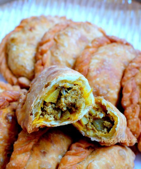 Peng's Kitchen: Chicken Curry Puffs Curry Chicken Empanadas, Curry Pasties, Baked Curry Puff Recipe, Curry Empanadas, Chicken Curry Puffs, Malaysian Snacks, Chicken And Potato Curry, Curry Puff Recipe, Curry Puffs