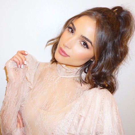 Olivia Culpo Short Hair, Lob Styles, Olivia Culpo Hair, Glamour Gown, How To Style Short Hair, Half Up Half Down Short Hair, Chloë Moretz, Style Short Hair, Half Ponytail