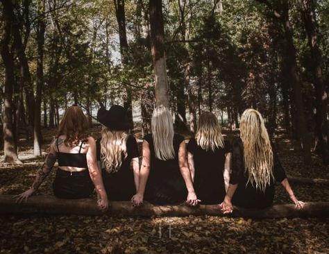 Coven Photoshoot Ideas, Halloween Group Photoshoot, Witchy Photoshoot Ideas Friends, Group Witch Photoshoot, Women Group Photoshoot Ideas, Witches Photoshoot, Witch Photoshoot Ideas, Scream Photoshoot, Coven Photoshoot