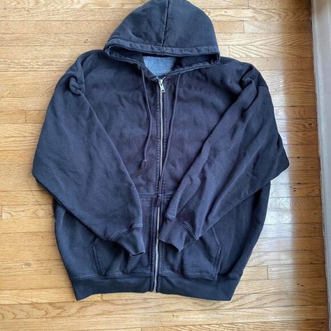 Brandy Melville Black Zip up Hoodie Brandy Zip Up, Brandy Melville Hoodies, Brandy Melville Oversized Hoodie, Brandy Sweatshirt, Capsule Wardrobe For Travel, Brandy Hoodie, Brandy Melville Sweatshirt, 2025 Wardrobe, Brandy Melville Hoodie