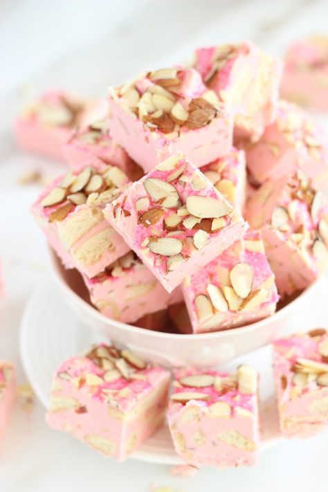 5-Minute Strawberry Shortcake Fudge! Nilla wafer cookies, strawberry frosting, slivered almonds, and white chocolate chips come together! Strawberry Cake Batter, Raspberry Sweet Rolls, Lemon Mascarpone, Appetizers Ideas, Homemade Fudge Recipes, Mascarpone Frosting, Morale Boosters, Fudge Bars, Candy Truffles