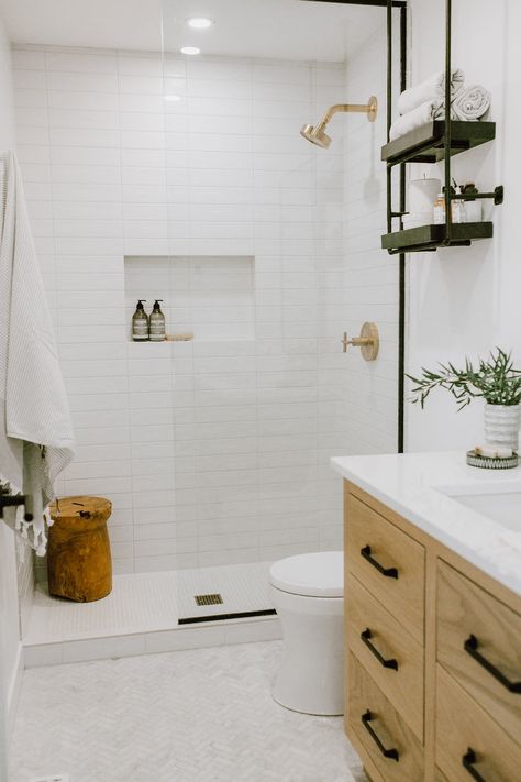 White Bathroom Tile, Makeover Kamar Mandi, Vanity Black, Subway Tiles Bathroom, White Bathroom Tiles, Gold Fixtures, Small Bathroom Makeover, Country Bathroom, Bathroom Remodel Shower