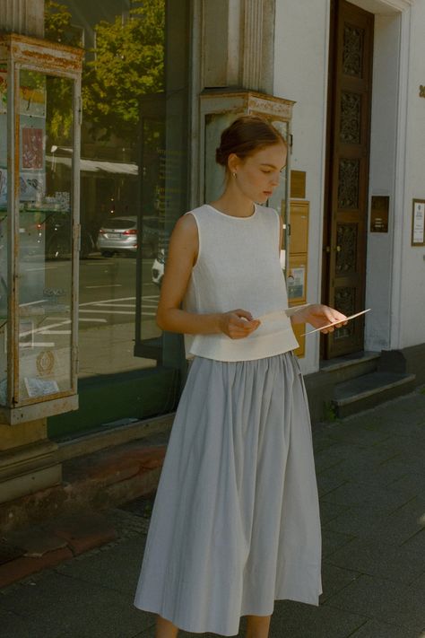 Japan Fashion Summer, Linen Skirt Outfit, Blue Linen Skirt, Light Blue Colour, Colour Light, Linen Skirt, Look Vintage, Light Blue Color, Cotton Voile