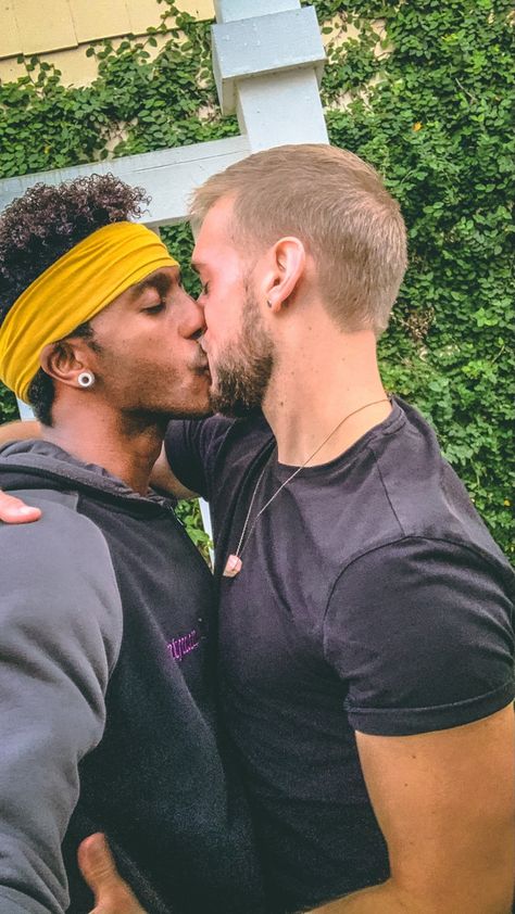 Interracial Gay Couple, Lgbt Culture, Gay Aesthetic, Men Kissing, Gay Fashion, Gay Romance, Interracial Love, Interracial Couples, Gay Love