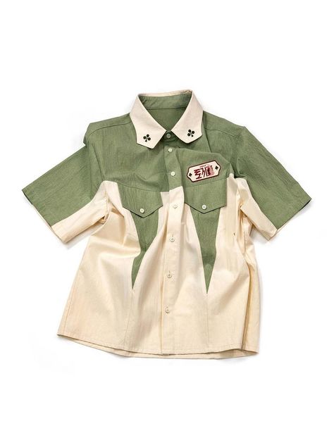 It is a retro-style colorblock bowling shirt made of bio-washed fabric. The shirt has clover and Korean character embroidered patch. The bio-washed fabric has natural wrinkles and cracks.- Oversized fit- Chest pockets- Clover embroidery on the collar- Moisture-wicking fabric