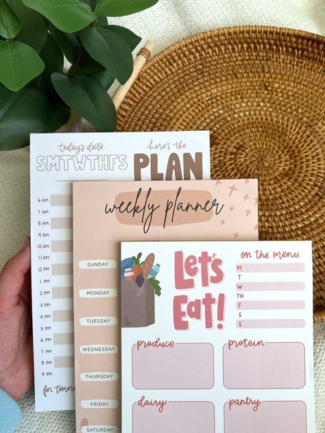 Pink Weekly Planner, Diy Planners, Diy Notebook Cover, Weekly Planner Notepad, Hourly Schedule, Colorful Stationery, Note Pad Design, Business Baby, List Notepad