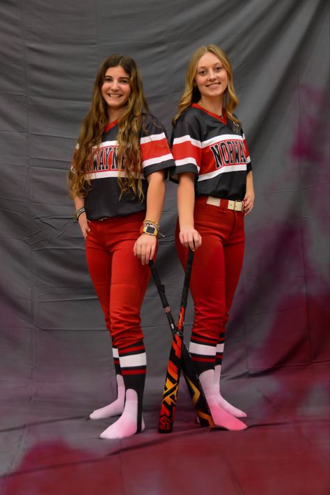 Softball Pictures With Friends, Softball Poses, Softball Pictures Poses, Softball Pics, Softball Photos, High School Pictures, Senior Banner, Softball Senior Pictures, School Picture