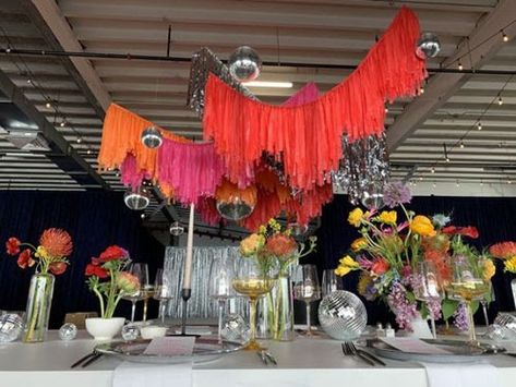 Fringe Ceiling Decor Wedding, Streamer Ceiling Decorations, Disco Party Table Decor, Ceiling Fringe Garland, Fringe Ceiling Decor, Foil Fringe Backdrop Ideas, Fringe Decorations, Ceiling Decorations For Party, Ceiling Fringe