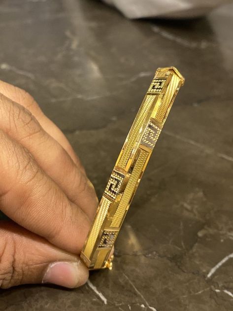 Sardarji Kada Gold, Punjabi Kada Designs Gold For Men, Gents Kada Design In Gold, Kadiyam For Men Gold, Gold Kada For Men, Kada Design, Gents Kada, Big Earrings Gold, Mens Bracelet Gold Jewelry