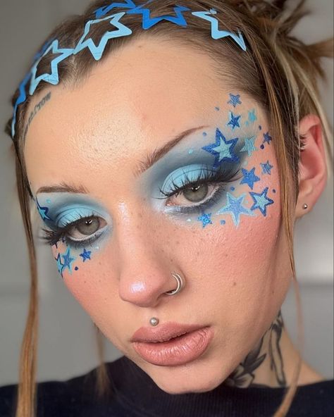 70s Eye Makeup: 27 Groovy Ideas - Disco, Hippie, and Glam Looks with Tutorials Star Eye Makeup Look, Blue Star Makeup, Star Makeup Look, 70s Eye Makeup, Peachy Eyeshadow, Dramatic Eyeliner, Silver Eyeshadow, Bold Lip Color, White Eyeshadow