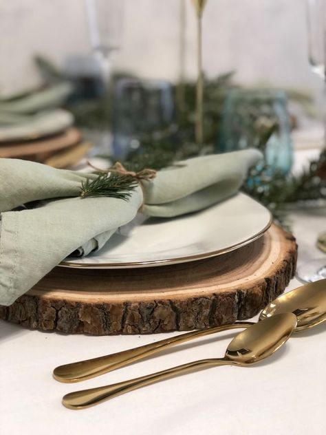 forest wedding place mat Wooden Charger Plates Christmas, Wood Place Setting, Rustic Wedding Table Setting Plates, Wood Plates Table Setting, Wood Chargers Place Settings, Wooden Plates Table Setting, Woodsy Tablescape, Wood Tablescape, Wood Charger Plates