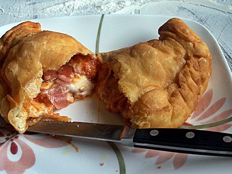 Panzerotti (deep fried pizza) Deep Fried Pizza Pockets, Panzerotti Recipe, Deep Fried Pizza, Calzone Dough, Homemade Calzone, Fried Pizza, Cheese Dinner, Pizza Pockets, Pizza Fries