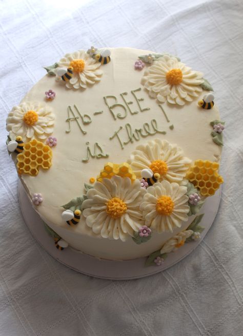 Buttercream cake topped with buttercream daisies and chocolate honeycombs! 🍯 🐝  . . . #honeybee #bee #beecupcakes #honeybee #beetheme #cupcakedecorating #buttercream Honey Bee Smash Cake, Buttercream Daisies, Bee Themed Cake, Honey Bee Cake, Cake Daisy, Honey Cakes, Twins Party, Honey Bee Theme, Bee Cupcakes