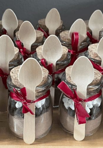 43 Unique And Creative Wedding Favors For Guests - Wedding Hacked Wedding Gifts For Guests My Wedding Favors, Hot Cocoa Wedding Favor, Christmas Wedding Favors For Guests, Fall Wedding Favors For Guests, Hot Chocolate Party Favors, Hot Chocolate Wedding, Dessert Favors, Unique Wedding Favors For Guests, Hot Chocolate Wedding Favors