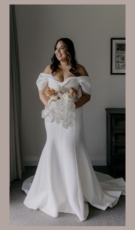 Bride Outfits Plus Size, Simple Elegant Wedding Dress Curvy, Unique Plus Size Wedding Dresses Summer, Curvy Wedding Dress Sleeves Plus Size Brides, Best Wedding Dresses For Busty Women, Apple Wedding Dress, Wedding Dress Midsize Model, Silk Wedding Dress Curvy, Vintage Wedding Dress For Curvy Women