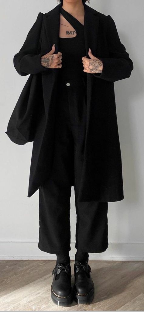 Minimalistic black street fashion Wearable Goth Outfit, Cute Professional Outfits Winter, All Black Outfit Nonbinary, Dark Minimalism Outfits, Bad Omens Outfit, Modern Goth Style, Soft Dramatic Goth, Corprate Goth Outfit, Fancy Alternative Outfits