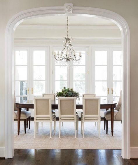 How to Add Character to a Dining Room - Mixing Dining Chairs Formal Dining Room Table Decor, Formal Dining Room Decor, Mixed Dining Chairs, Formal Dining Room Table, White Dining Room Chairs, Dining Room Table Centerpieces, Traditional Dining Rooms, Dining Room Table Decor, White Dining Room