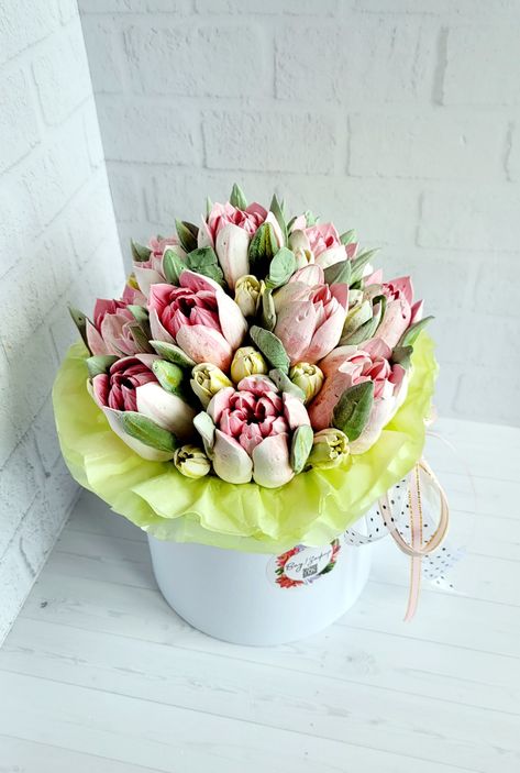 Handmade marshmallow tulips. The composition is assembled in a white hat box. The flowers are planted with a cap on the box. The flowers themselves are delicate shades of white-pink-purple. Russian Marshmallow Flowers, Marshmallow Flowers Bouquet, Cookies Spring, Piped Flowers, Flower Piping, Marshmallow Flowers, Stuffed Strawberries, Russian Piping Tips, Cakes Decorating