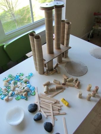 Tabletop loose parts creative activity for kids... Love this kind of open ended building and creating activity Reggio Emilia Inspired, Reggio Classroom, Construction Play, Creative Curriculum, Reggio Inspired, Invitation To Play, Creative Activities For Kids, Loose Parts, Activity For Kids