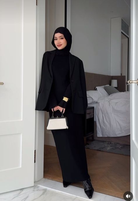 Muslimah College Outfit, Black Tie Hijab Outfit, Black Suit Skirt Outfit, Date Night Hijab Outfit, Dark Hijabi Outfits, All Black Hijabi Outfits, All Black Elegant Outfit Classy, Old Money Muslim Outfit, Old Money Outfit Women Hijab